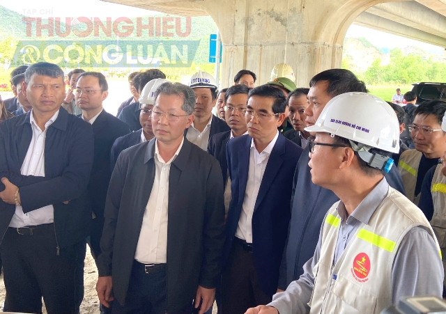 Bí thư Thành uỷ Đà Nẵng Nguyễn Văn Quảng kiểm tra công trường dự án đường cao tốc Hòa Liên - Túy Loan. Bí thư Thành uỷ Đà Nẵng Nguyễn Văn Quảng kiểm tra công trường dự án đường cao tốc Hòa Liên - Túy Loan.
