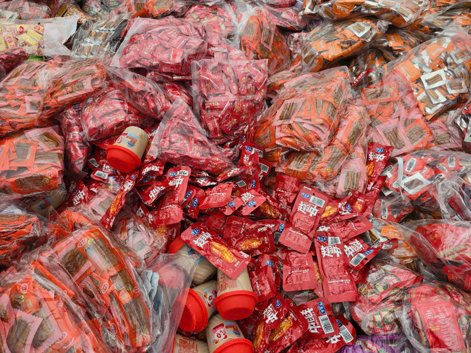 Trên bao bì các loại bánh kẹo bị vứt bỏ, đều có chữ nước ngoài. Ảnh: Nguyễn Quý