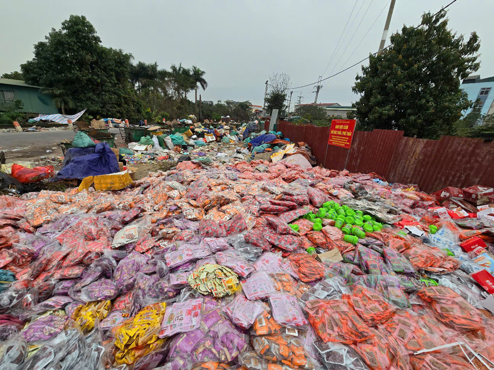 Đang làm rõ lượng lớn bánh kẹo được vứt bỏ tại bãi rác xã La Phù