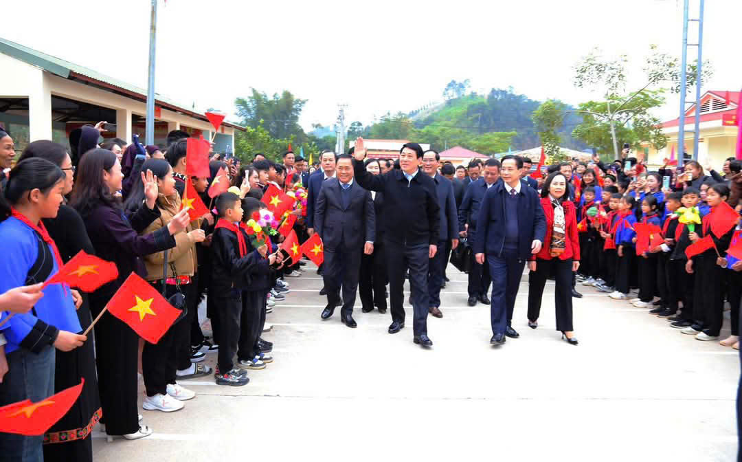 Nhân dân tỉnh Lạng Sơn chào đón Chủ tịch nước Lương Cường dự Lễ phát động “Tết trồng cây đời đời nhớ ơn Bác Hồ” tại huyện Chi Lăng, tỉnh Lạng Sơn