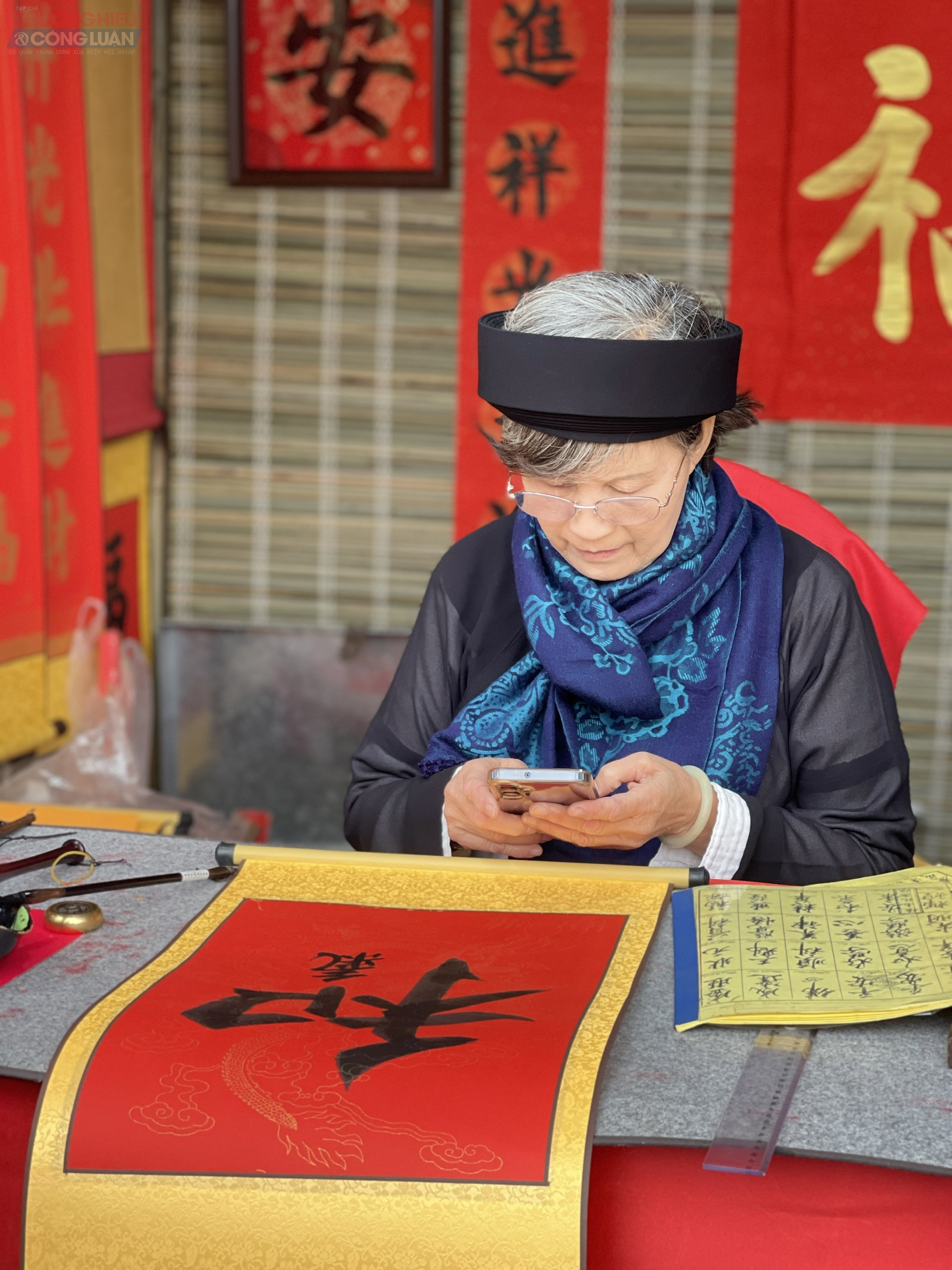 Hình ảnh những ông đồ, bà đồ trong trang phục áo dài, khăn đóng, mỗi người một tập giấy Xuyến chỉ hay giấy Dó… vài chiếc bút lông và nghiên mài mực càng tôn thêm vẻ lịch lãm, trang trọng của không gian cho chữ và xin chữ.