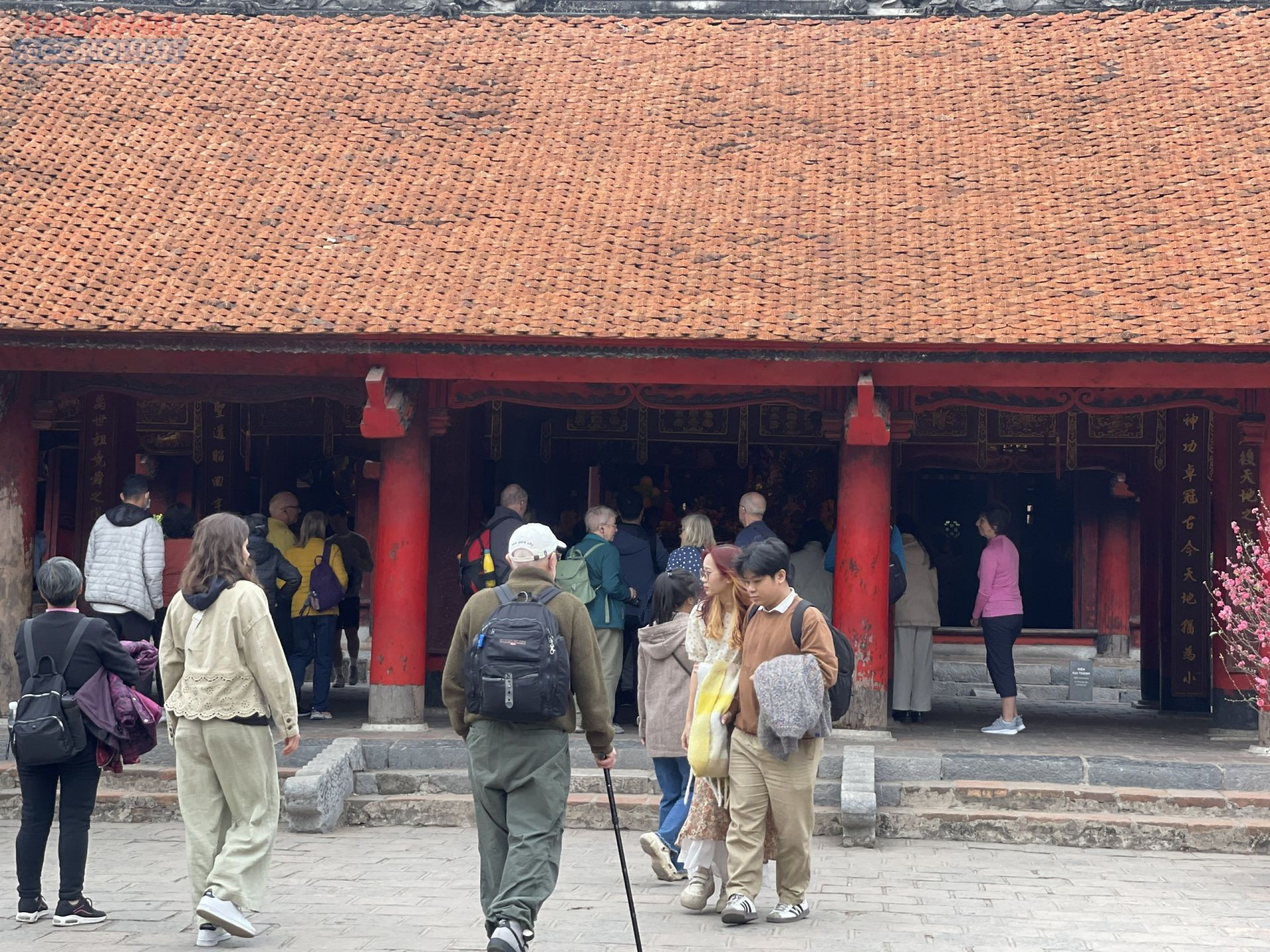 Khu vực bên trong khuôn viên Văn Miếu - Quốc Tử Giám nhộn nhịp các hoạt động, du khách trong và ngoài nước tới chiêm bái, xin chữ tấp nập.