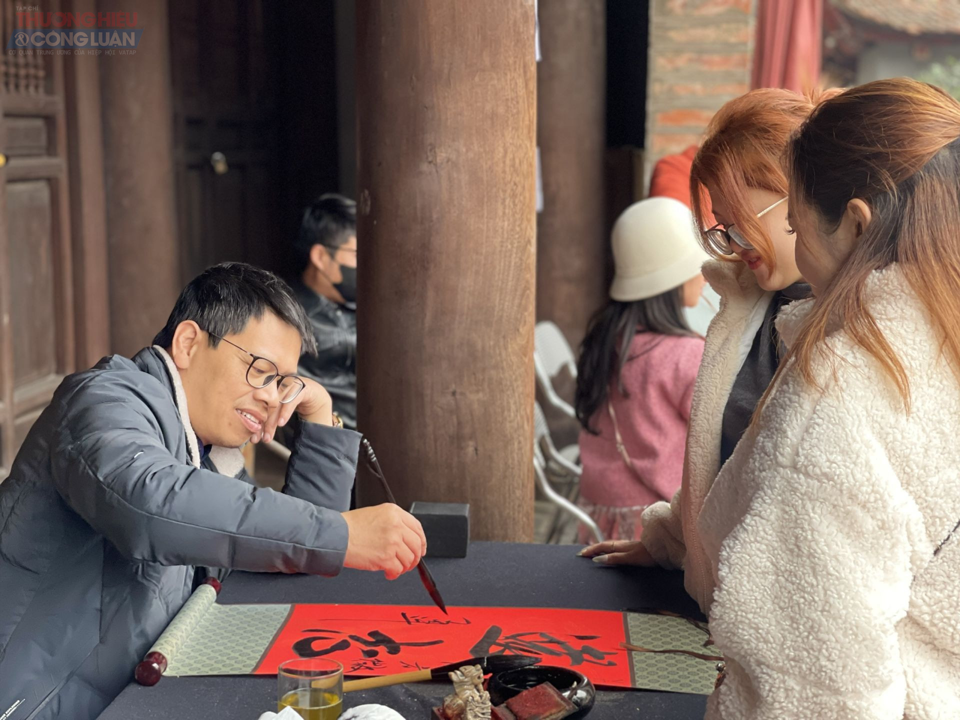 Minh Thư học năm cuối cùng cấp THPT - lớp 12 đến Văn Miếu - Quốc Tử Giám xin chữ “Viễn Chí” mong muốn vươn cao vươn xa