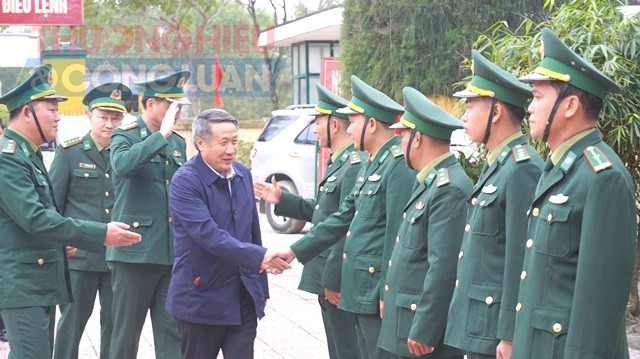 Quyền Chủ tịch UBND tỉnh Hà Sỹ Đồng thăm hỏi cán bộ, chiến sĩ Đồn Biên phòng Cảng Cửa Việt