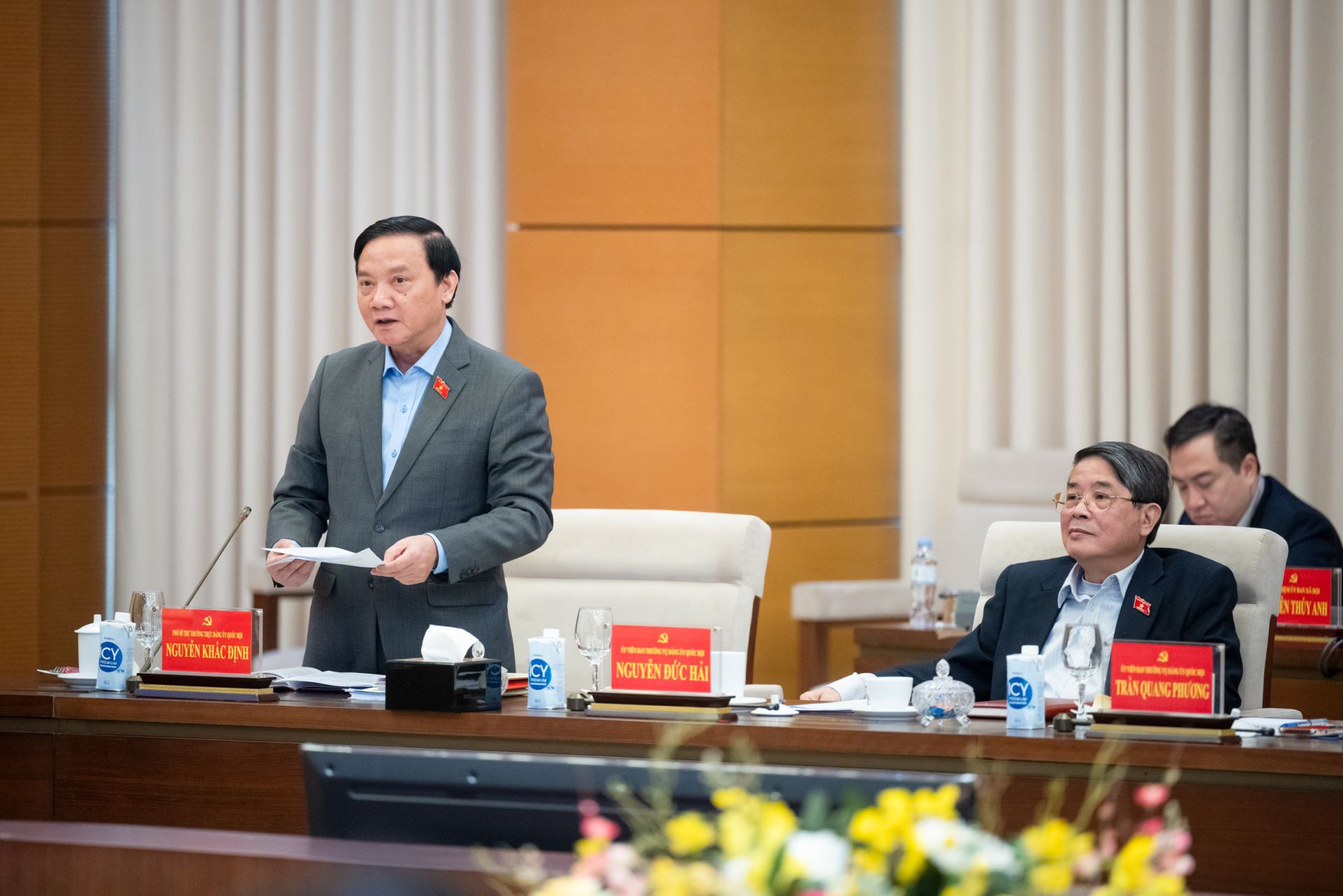 Phó Bí thư Thường trực Đảng ủy Quốc hội, Phó Chủ tịch Quốc hội Nguyễn Khắc Định phát biểu tại Hội nghị.