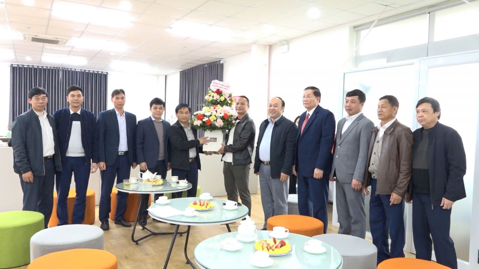 Đ/c Nguyễn Văn Trường, Phó Bí thư Huyện ủy, Chủ tịch UBND huyện chúc tết, động viên cán bộ, công nhân Công ty TNHH sản xuất đèn pin, vợt muỗi G8 ra quân sản xuất đầu năm.