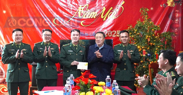 Đồng chí Hà Sỹ Đồng, Quyền Chủ tịch UBND tỉnh Quảng Trị thăm, tặng quà cho cán bộ, chiến sĩ Đồn Biên phòng Cửa khẩu Cảng Cửa Việt