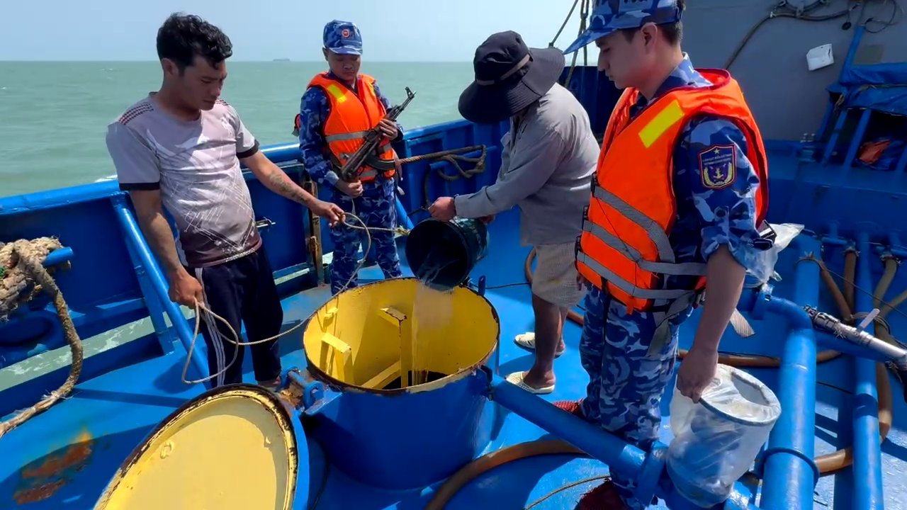 Lực lượng chức năng BTL Vùng Cảnh sát biển 4 kiểm tra hàng hóa trên Tàu BV 99889 TS