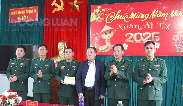 Đồng chí Hà Sỹ Đồng, Quyền Chủ tịch UBND tỉnh Quảng Trị thăm, tặng quà cho cán bộ, chiến sĩ Hải đội 2 Biên phòng Quảng Trị.