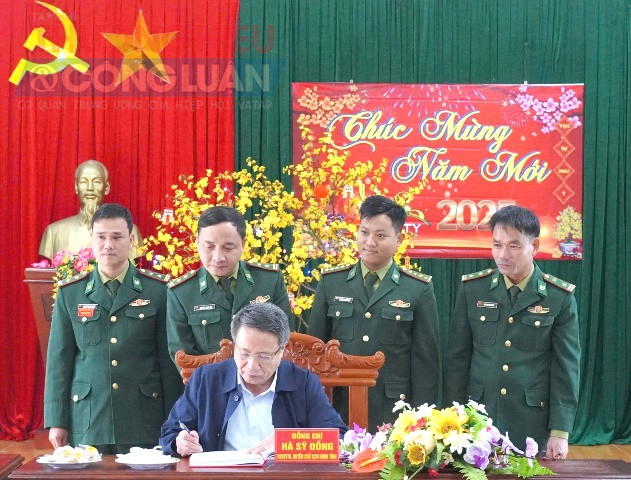 Đồng chí Hà Sỹ Đồng, Quyền Chủ tịch UBND tỉnh Quảng Trị viết lưu bút vào sổ vàng tại Đồn Biên phòng Triệu Vân