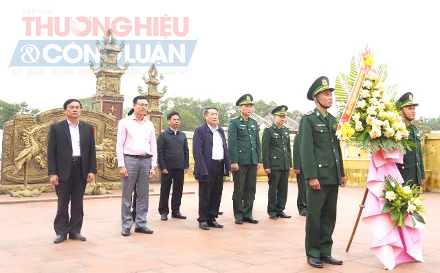 Quyền Chủ tịch UBND tỉnh Hà Sỹ Đồng và đoàn công tác dâng hương, dâng hoa tại Bia tưởng niệm các anh hùng liệt sĩ thuộc Tiểu đội 3, Phân đội 180, Công an Nhân dân vũ trang Quảng Trị tại xã Hải An, huyện Hải Lăng.