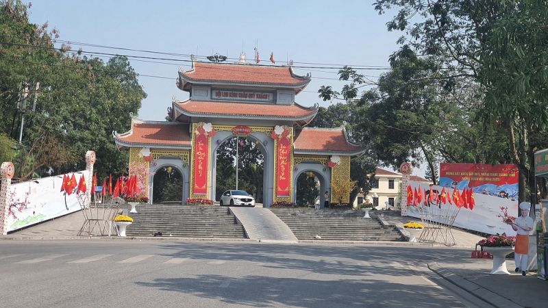 Cổng vào đồi Lim.