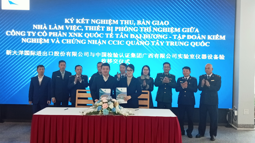 Công ty Cổ phần xuất nhập khẩu quốc tế Tân Đại Dương (Việt Nam) và Tập đoàn Kiểm nghiệm Trung Quốc - Công ty TNHH Quảng Tây, Chi nhánh Đông Hưng (Trung Quốc) đã ký kết nghiệm thu bàn giao nhà làm việc, trang thiết bị phòng thí nghiệm nông sản và thực phẩm.