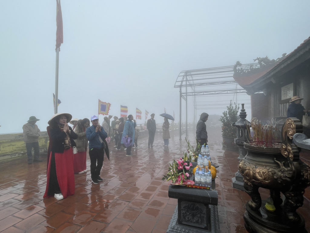 Ngay sau phần lễ khai hội, người dân, du khách đã lên thắp hương cầu may mắn, sức khoẻ, bình an tại Am Ngoạ Vân.