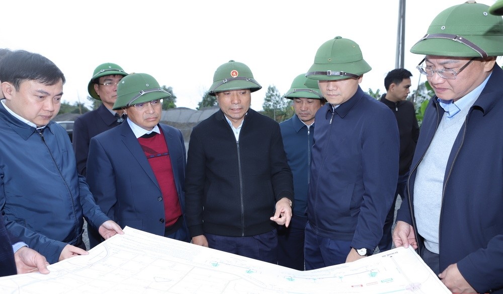 Bí thư Tỉnh ủy Nguyễn Doãn Anh và các thành viên trong đoàn kiểm tra dự án tuyến đường Quốc lộ 47 đến đường Hồ Chí Minh.