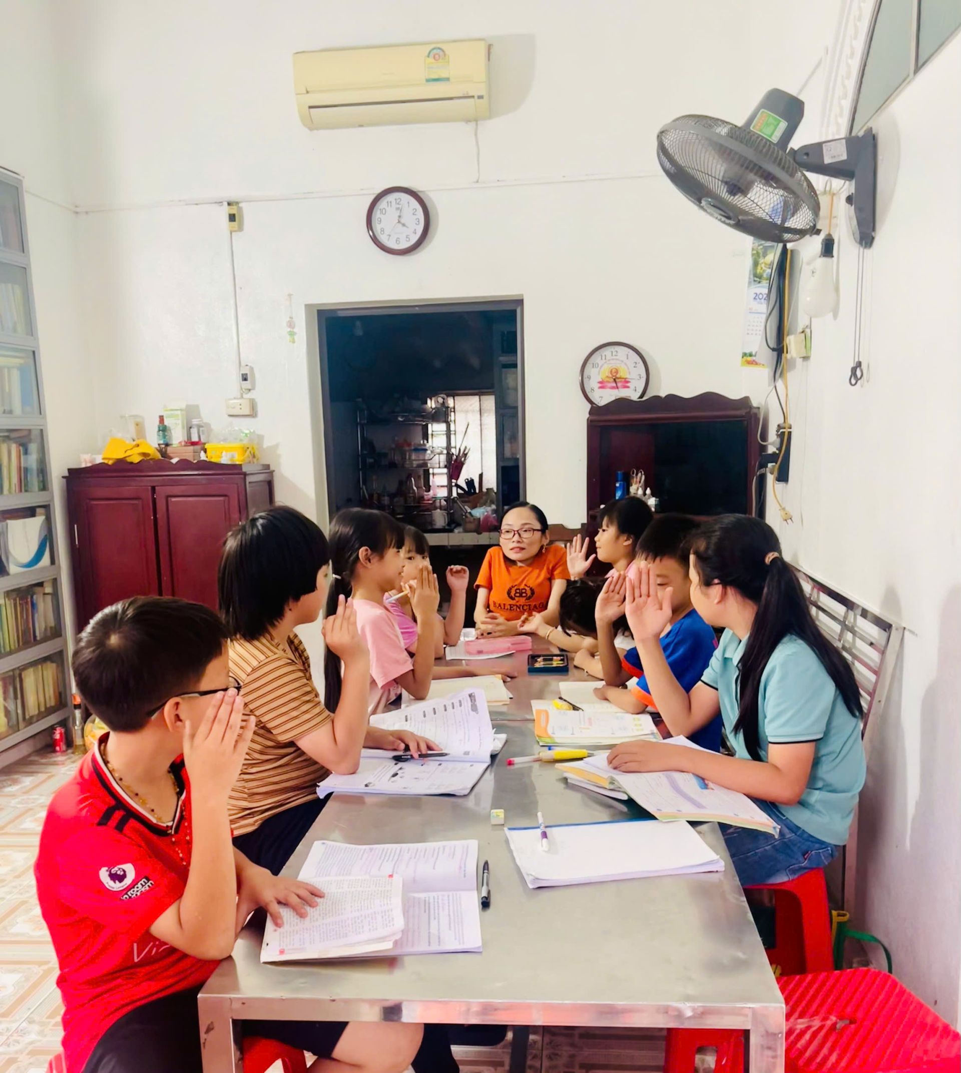 Lớp học Ngọc Tâm Thủy Tinh với tiêu chí “5 không”: không phấn, không bảng, không bục giảng, không giáo án và không học phí. Lớp học Ngọc Tâm Thủy Tinh với tiêu chí “5 không”: không phấn, không bảng, không bục giảng, không giáo án và không học phí.