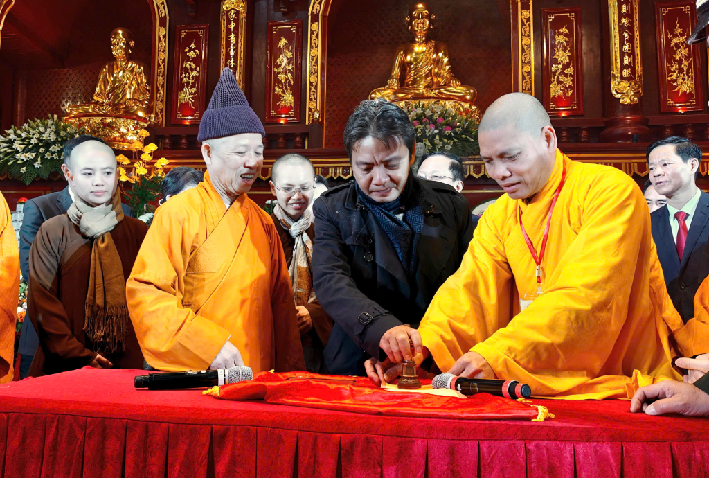 Thứ trưởng Bộ Văn h&oacute;a, Thể thao v&agrave; Du lịch Ho&agrave;ng Đạo Cương l&agrave;m lễ đ&oacute;ng dấu thi&ecirc;ng Y&ecirc;n Tử.