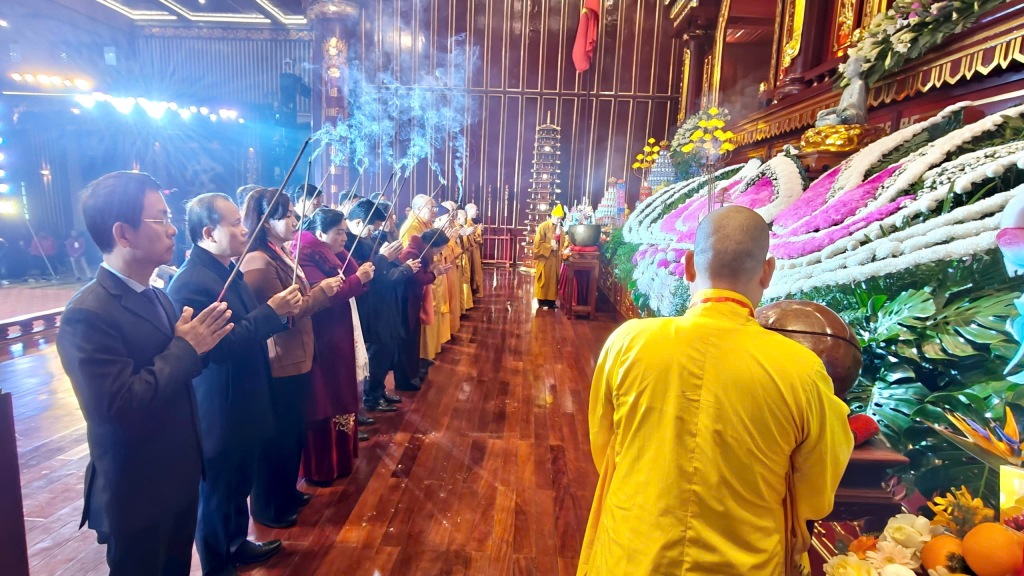 C&aacute;c đại biểu d&acirc;ng hương, l&agrave;m lễ cầu Quốc th&aacute;i, d&acirc;n an.