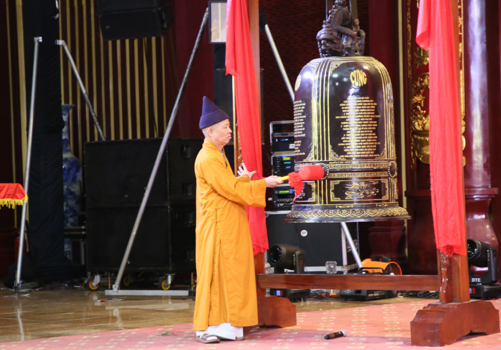 H&ograve;a Thượng Th&iacute;ch Thanh Quyết, Ph&oacute; Chủ tịch Hội đồng Trị sự Trung ương Gi&aacute;o hội Phật gi&aacute;o Việt Nam, Trưởng Ban Trị sự Gi&aacute;o hội Phật gi&aacute;o tỉnh Quảng Ninh, thỉnh chu&ocirc;ng khai hội.