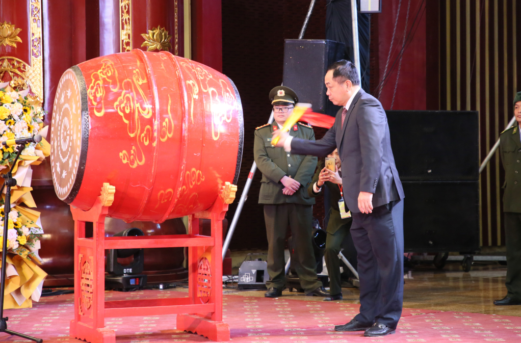 &Ocirc;ng Mai Vũ Tuấn, B&iacute; thư Th&agrave;nh ủy U&ocirc;ng B&iacute;, gi&oacute;ng trống khai hội.