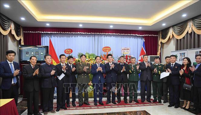 Đại biểu hai nước chụp ảnh chung tại Lễ kỷ niệm. Ảnh: TTXVN phát