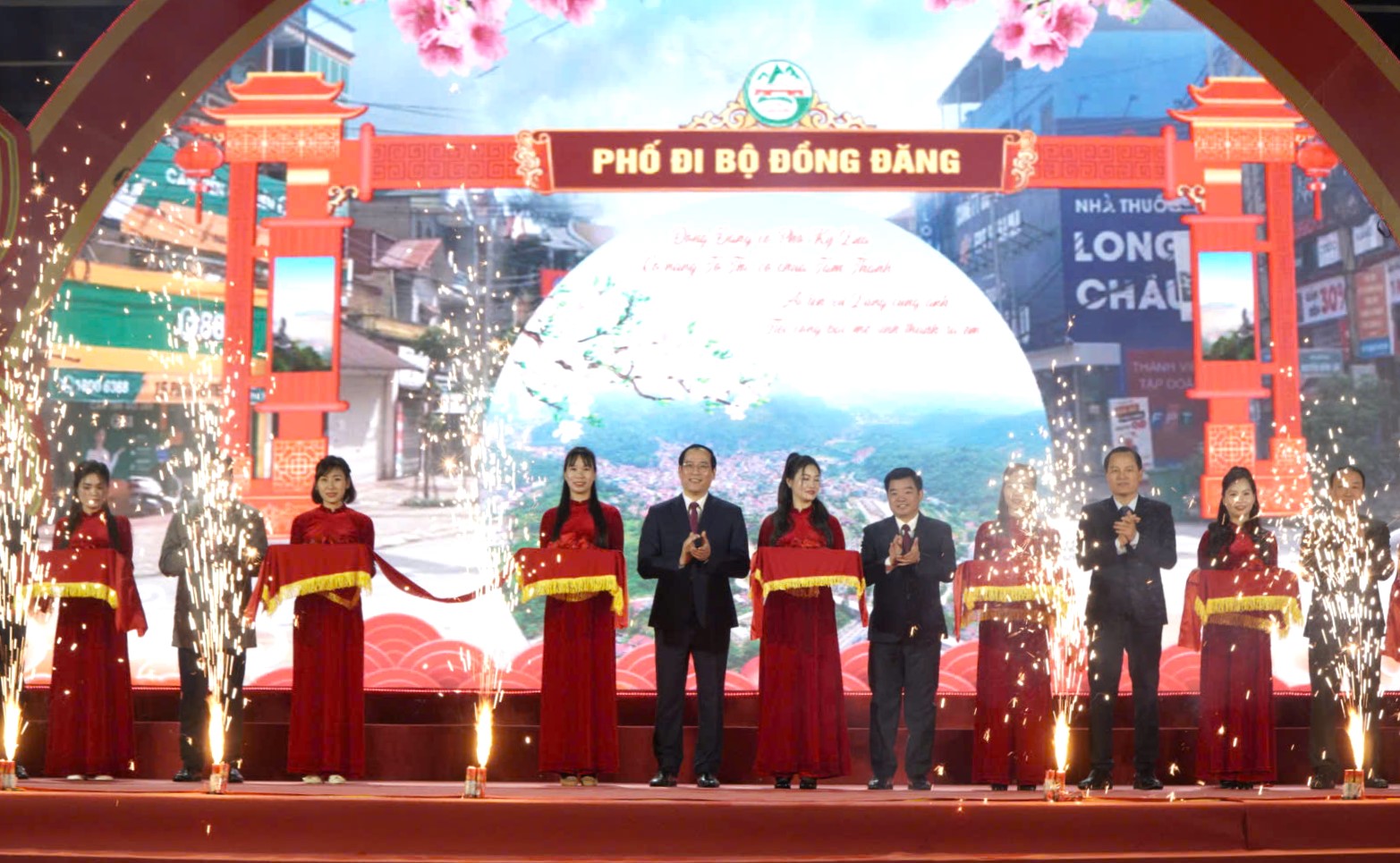 Các đại biểu thực hiện nghi thức cắt băng khai trương Phố đi bộ Đồng Đăng, huyện Cao Lộc, tỉnh Lạng Sơn