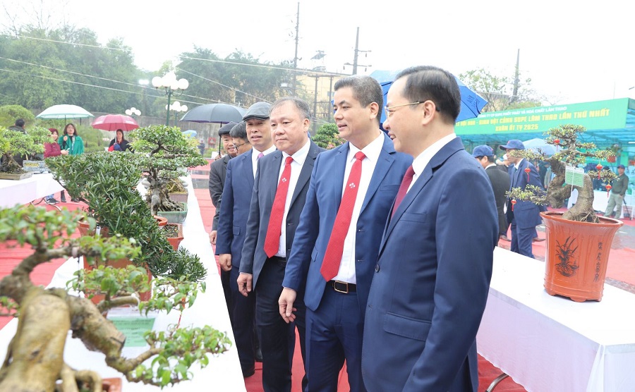 Các đại biểu tham quan không gian trưng bày