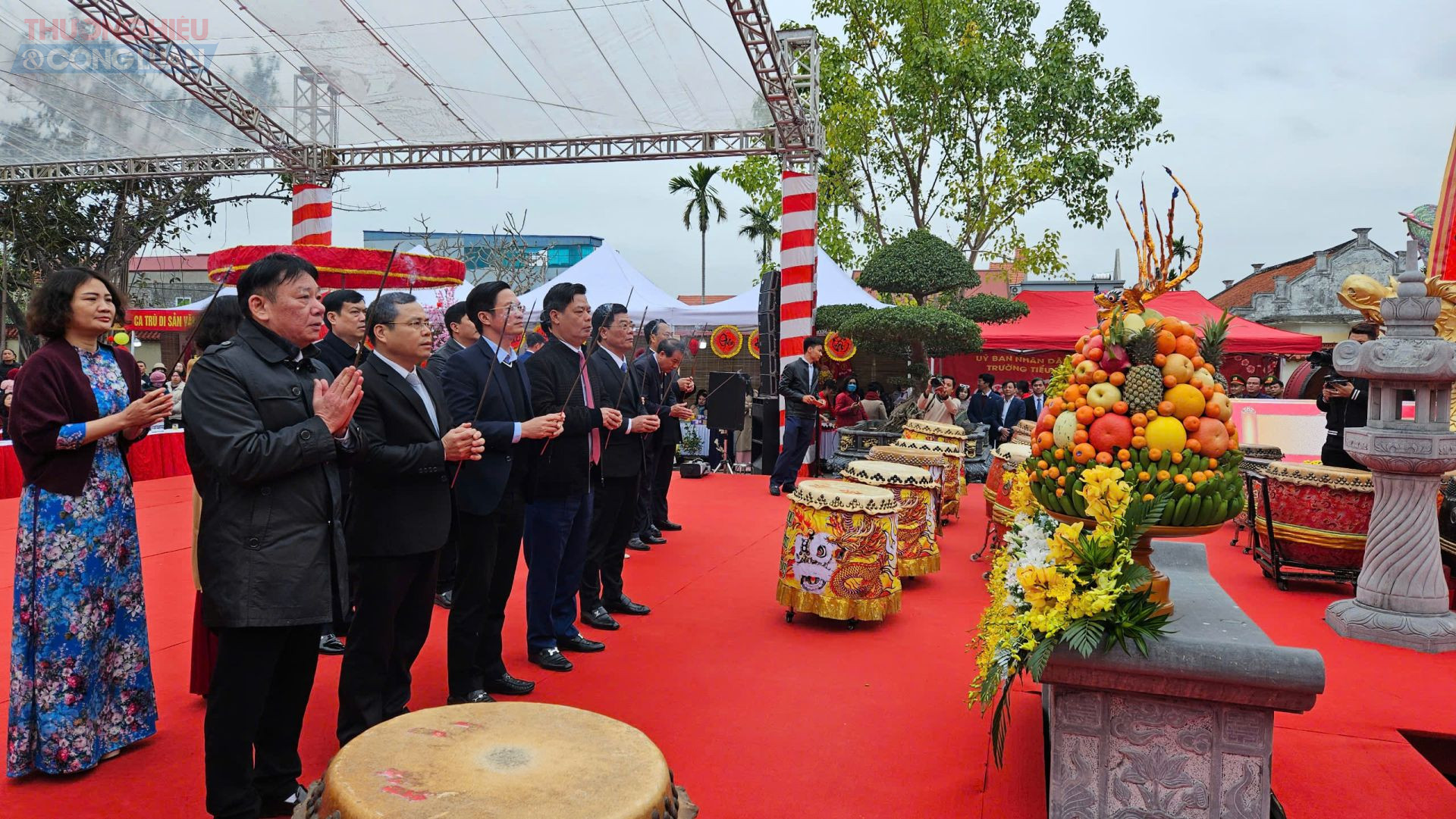 Các đồng chí lãnh đạo TP. Hải Phòng, TP. Thuỷ Nguyên dâng hương