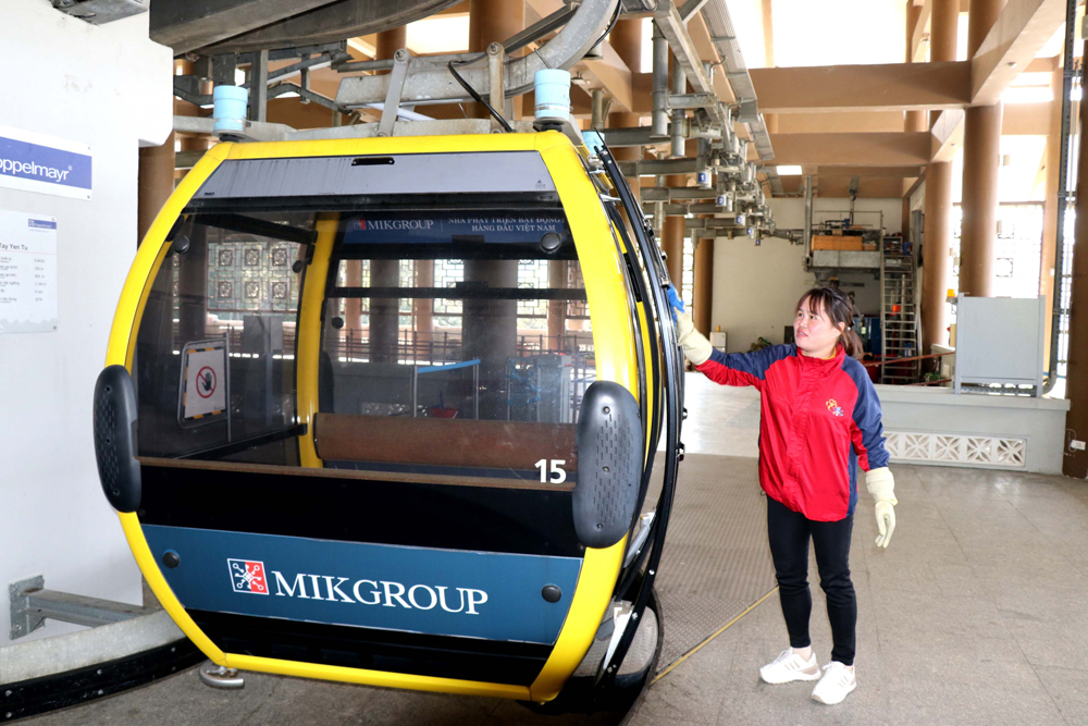 Hệ thống ca bin cáp treo được bảo dưỡng, sẵn sàng phục vụ du khách lên đỉnh non thiêng. Hệ thống ca bin cáp treo được bảo dưỡng, sẵn sàng phục vụ du khách lên đỉnh non thiêng.