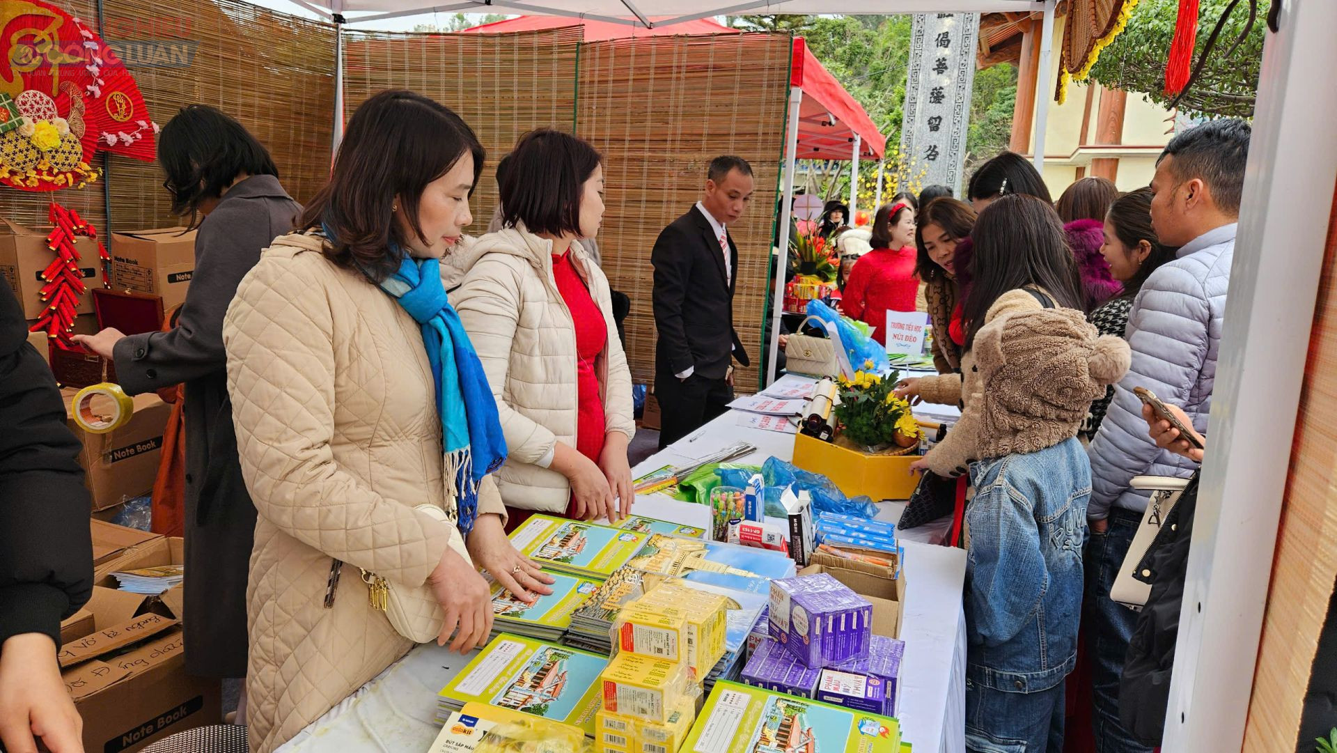 Các gian trưng bày viết thư pháp, xin chữ đầu năm, các gian hàng ẩm thực, trà đạo...