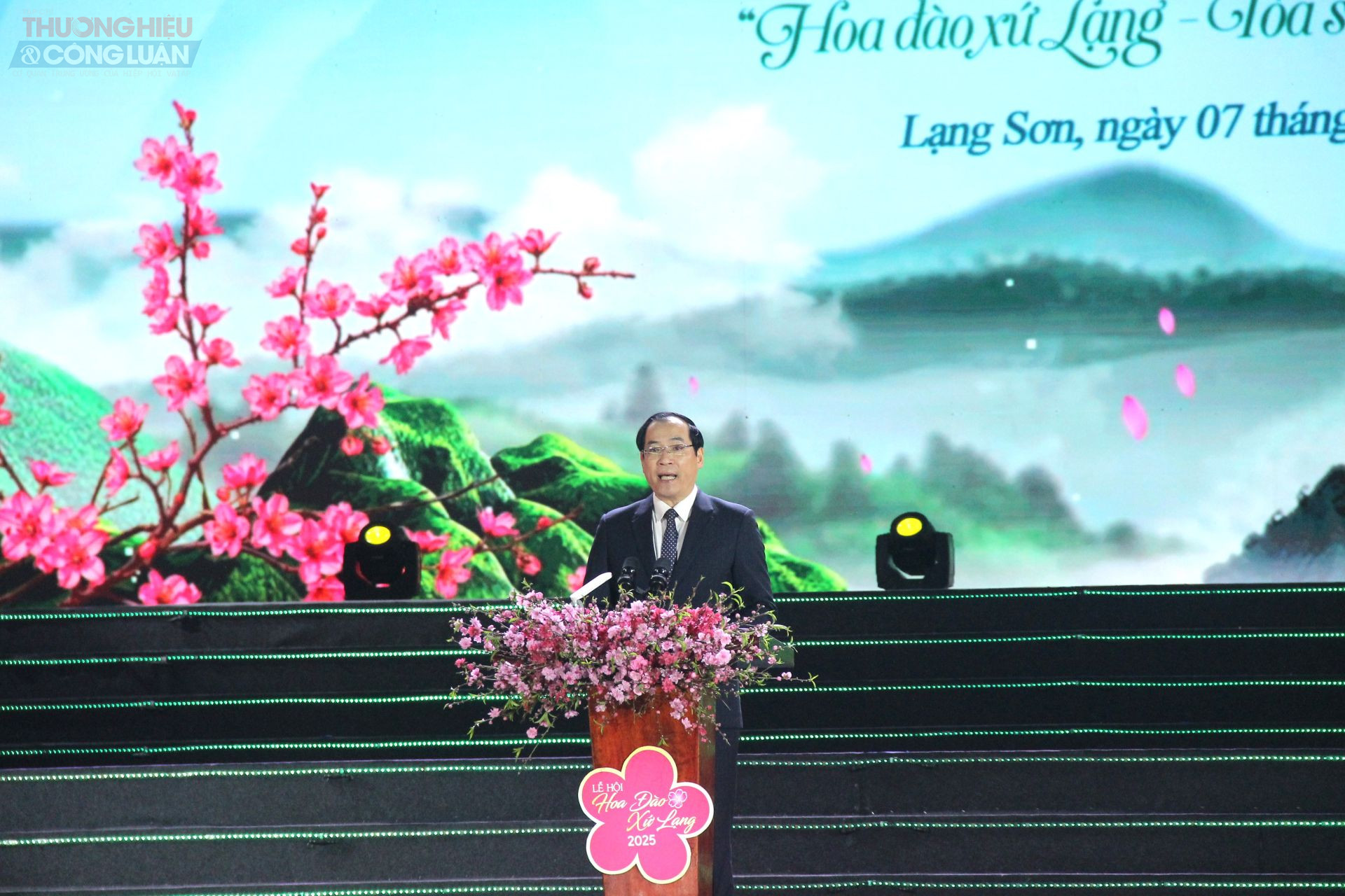Phó Chủ tịch Thường trực UBND tỉnh Lạng Sơn Dương Xuân Huyên phát biểu khai mạc Lễ hội Hoa đào Xứ Lạng năm 2025