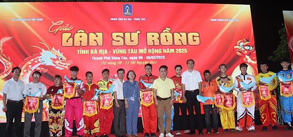 Ban tổ chức trao cờ lưu niệm cho các đội tham gia giải