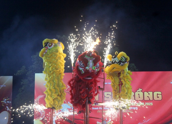 Biển diễn lân leo cột 