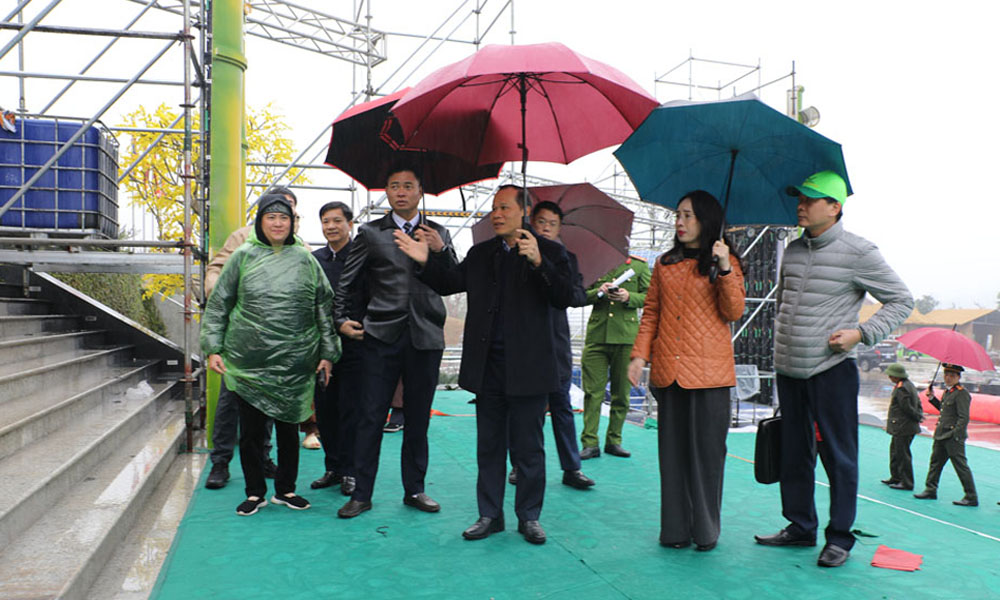 Đồng chí Mai Sơn, Phó Chủ tịch Thường trực UBND tỉnh, Trưởng Ban tổ chức Tuần Văn hóa - Du lịch (VHDL) và khai hội xuân Tây Yên Tử năm 2025 vừa kiểm tra công tác chuẩn bị cho lễ khai mạc. Đồng chí Mai Sơn, Phó Chủ tịch Thường trực UBND tỉnh, Trưởng Ban tổ chức Tuần Văn hóa - Du lịch (VHDL) và khai hội xuân Tây Yên Tử năm 2025 vừa kiểm tra công tác chuẩn bị cho lễ khai mạc.