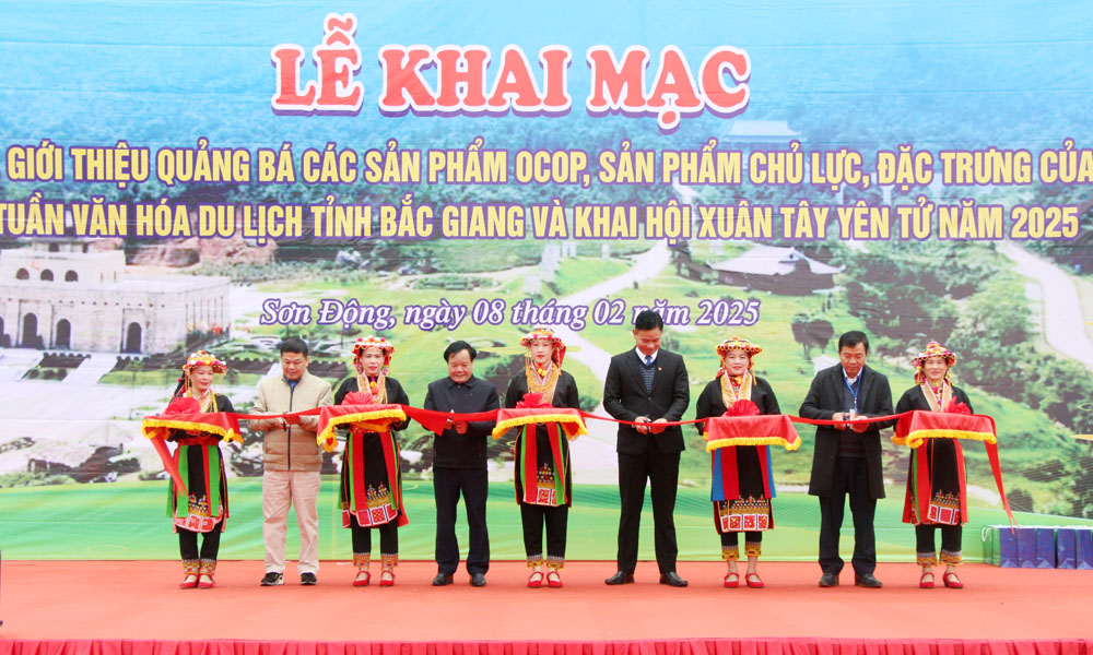 Các đại biểu cắt băng khai mạc gian trưng bày giới thiệu, quảng bá các sản phẩm OCOP, sản phẩm chủ lực, đặc trưng của tỉnh. Các đại biểu cắt băng khai mạc gian trưng bày giới thiệu, quảng bá các sản phẩm OCOP, sản phẩm chủ lực, đặc trưng của tỉnh.
