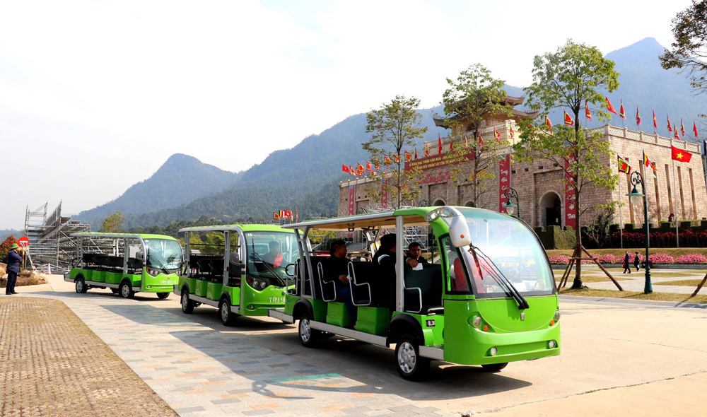 Công ty cổ phần Dịch vụ Tây Yên Tử đã chuẩn bị 20 xe điện phục vụ khách tham quan. Công ty cổ phần Dịch vụ Tây Yên Tử đã chuẩn bị 20 xe điện phục vụ khách tham quan.