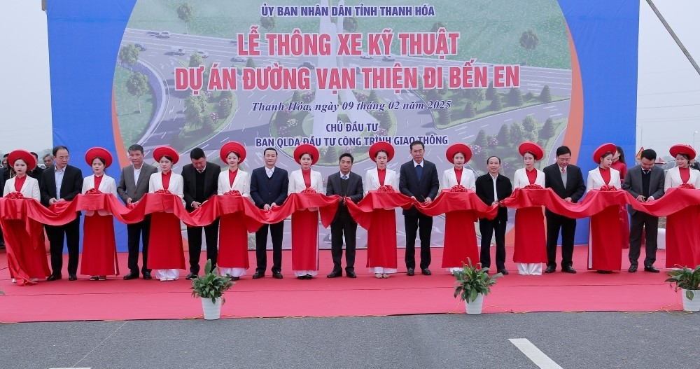 Các đồng chí: Nguyễn Doãn Anh, Ủy viên Trung ương Đảng, Bí thư Tỉnh ủy; Đỗ Minh Tuấn, Phó Bí thư Tỉnh ủy, Chủ tịch UBND tỉnh; Trịnh Tuấn Sinh, Phó Bí thư Tỉnh ủy cùng các đại biểu đã thực hiện nghi thức cắt băng thông xe kỹ thuật dự án đường Vạn Thiện đi Bến En.