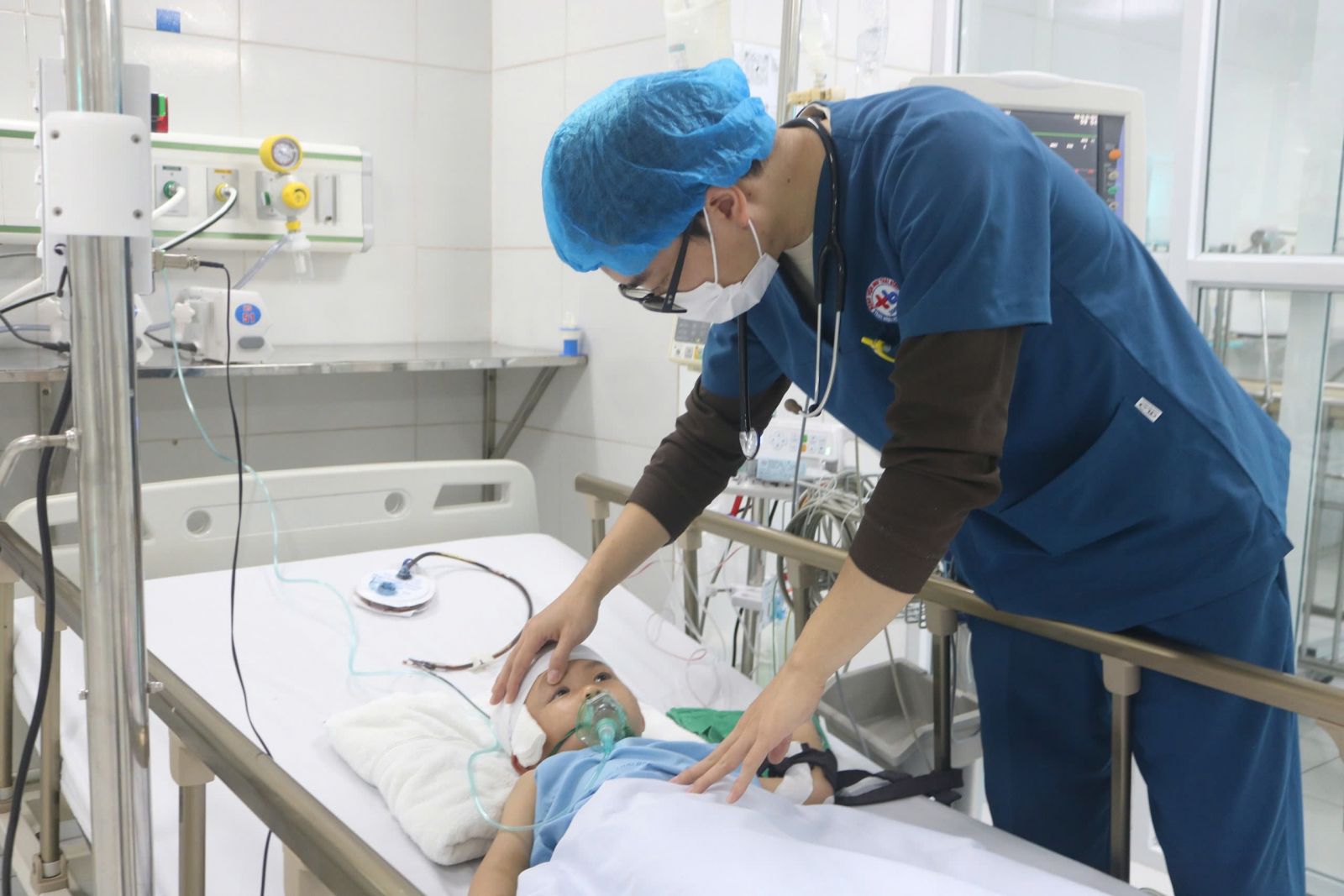 Sau phẫu thuật, bệnh nhi diễn biến ổn định, tỉnh táo, tự thở, tiên lượng phục hồi tốt. Ngay trong đêm, kíp phẫu thuật đã tiến hành mở sọ, kiểm tra nguồn chảy máu từ động mạch màng não giữa và đường vỡ xương thái dương đỉnh phải Sau phẫu thuật, bệnh nhi diễn biến ổn định, tỉnh táo, tự thở, tiên lượng phục hồi tốt. Ngay trong đêm, kíp phẫu thuật đã tiến hành mở sọ, kiểm tra nguồn chảy máu từ động mạch màng não giữa và đường vỡ xương thái dương đỉnh phải