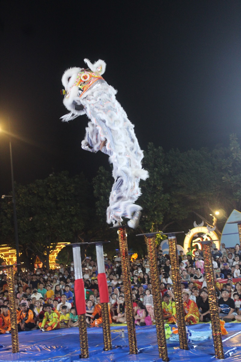 Màn biểu diễn lân trên mai hoa thung chuyên nghiệp của Đội Miếu Bảy Bà (An Giang) mang lại nhiều cung bậc cảm xúc cho khán giả