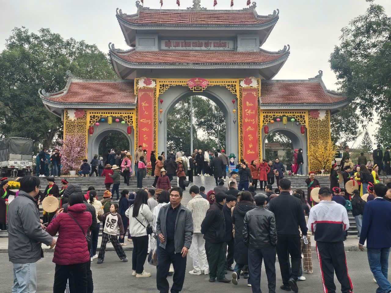 Cổng vào trung tâm đồi Lim.
