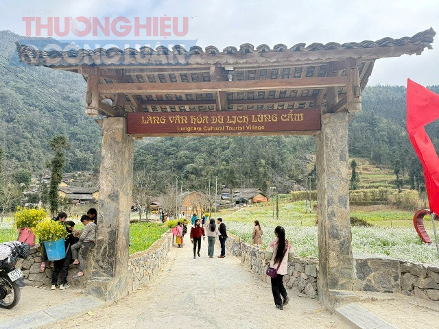 Làng văn hóa du lịch Lũng Cẩm (xã Sủng Là, huyện Đồng Văn, Hà Giang).