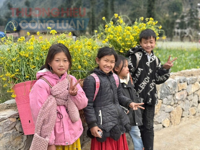 Trẻ em người Mông tại làng văn hóa Lũng Cẩm.