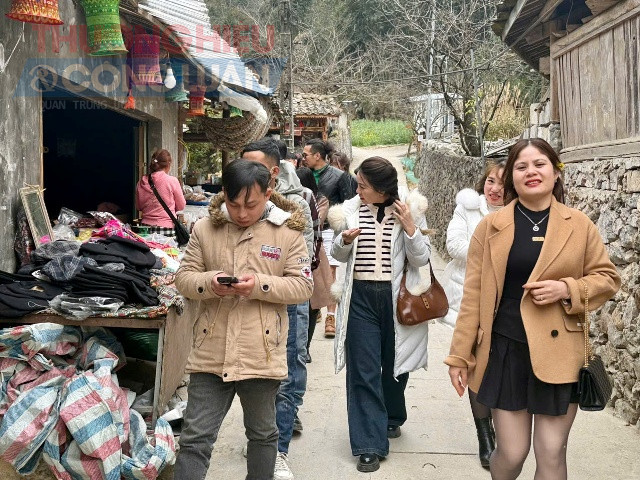 Du khách tham quan tại làng văn hóa Lũng Cẩm.