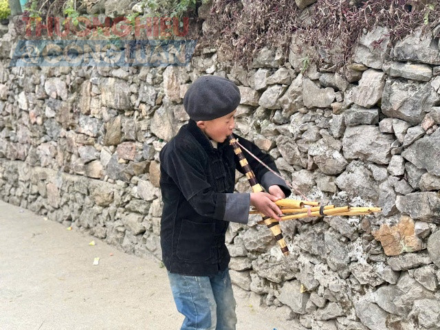 Một bé trai người Mông đang chơi khèn – nét văn hóa truyền thống đặc trưng người Mông nơi đây.