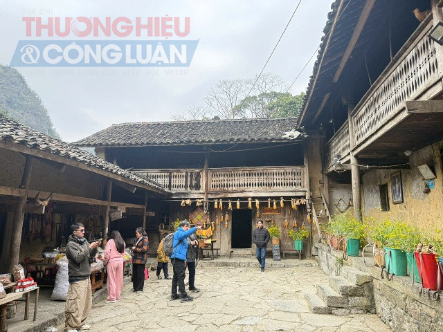 khuôn viên bên trong nhà của Pao được bày bán các quầy hàng bày bán sản vật vùng cao cùng những giỏ hoa cải người dân bản địa làm sẵn để du khách chụp ảnh.