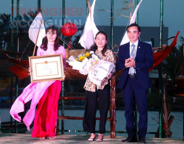 Đại diện Chi cục Phát triển nông thôn Quảng Nam (ngoài cùng bên phải) trao bằng công nhận nghề truyền thống của tỉnh Quảng Nam cho đại diện UBND xã Cẩm Kim và người làm chiếu tại địa phương. Đại diện Chi cục Phát triển nông thôn Quảng Nam (ngoài cùng bên phải) trao bằng công nhận nghề truyền thống của tỉnh Quảng Nam cho đại diện UBND xã Cẩm Kim và người làm chiếu tại địa phương.