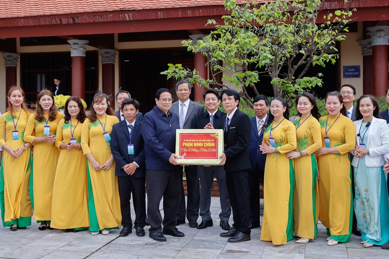 Thủ tướng Phạm Minh Chính chúc Tết, tặng quà cán bộ khu lưu niệm cố Thủ tướng Phạm Văn Đồng - Ảnh: VGP/Nhật Bắc
