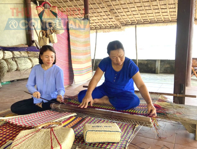 Chị Phạm Thị Công cùng với mẹ cẩn thận, tỉ mỉ dệt chiếu tại gia đình Chị Phạm Thị Công cùng với mẹ cẩn thận, tỉ mỉ dệt chiếu tại gia đình