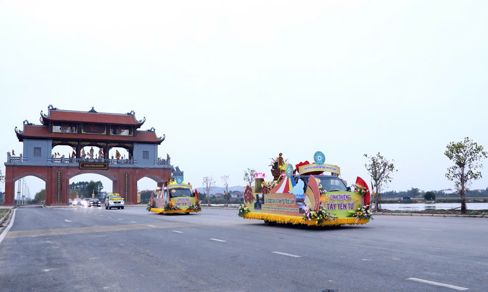 Đoàn rước di chuyển qua tam quan chùa Vĩnh Nghiêm hướng về Tây Yên Tử.