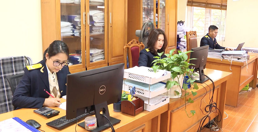 Cán bộ Chi cục Thuế thành phố rà soát, phân loại đối tượng để tiến hành xử lý, thu hồi nợ đọng Cán bộ Chi cục Thuế thành phố rà soát, phân loại đối tượng để tiến hành xử lý, thu hồi nợ đọng